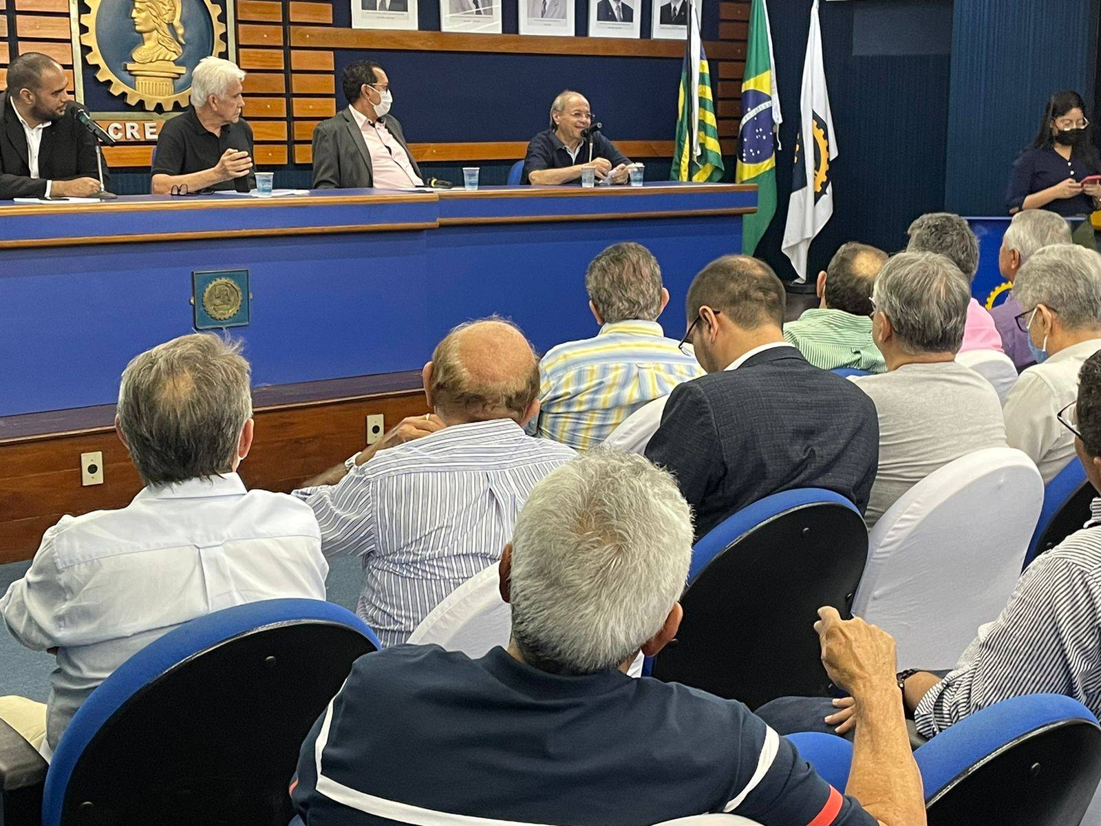 Sílvio discute propostas com membros do CREA-PI